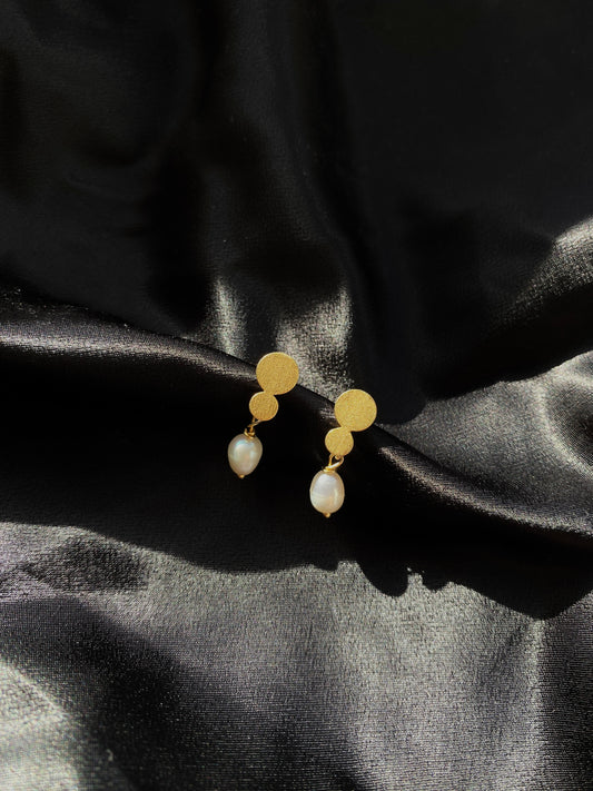 Klassische 24 Karat Vergoldete Ohrstecker mit Hängender Perle