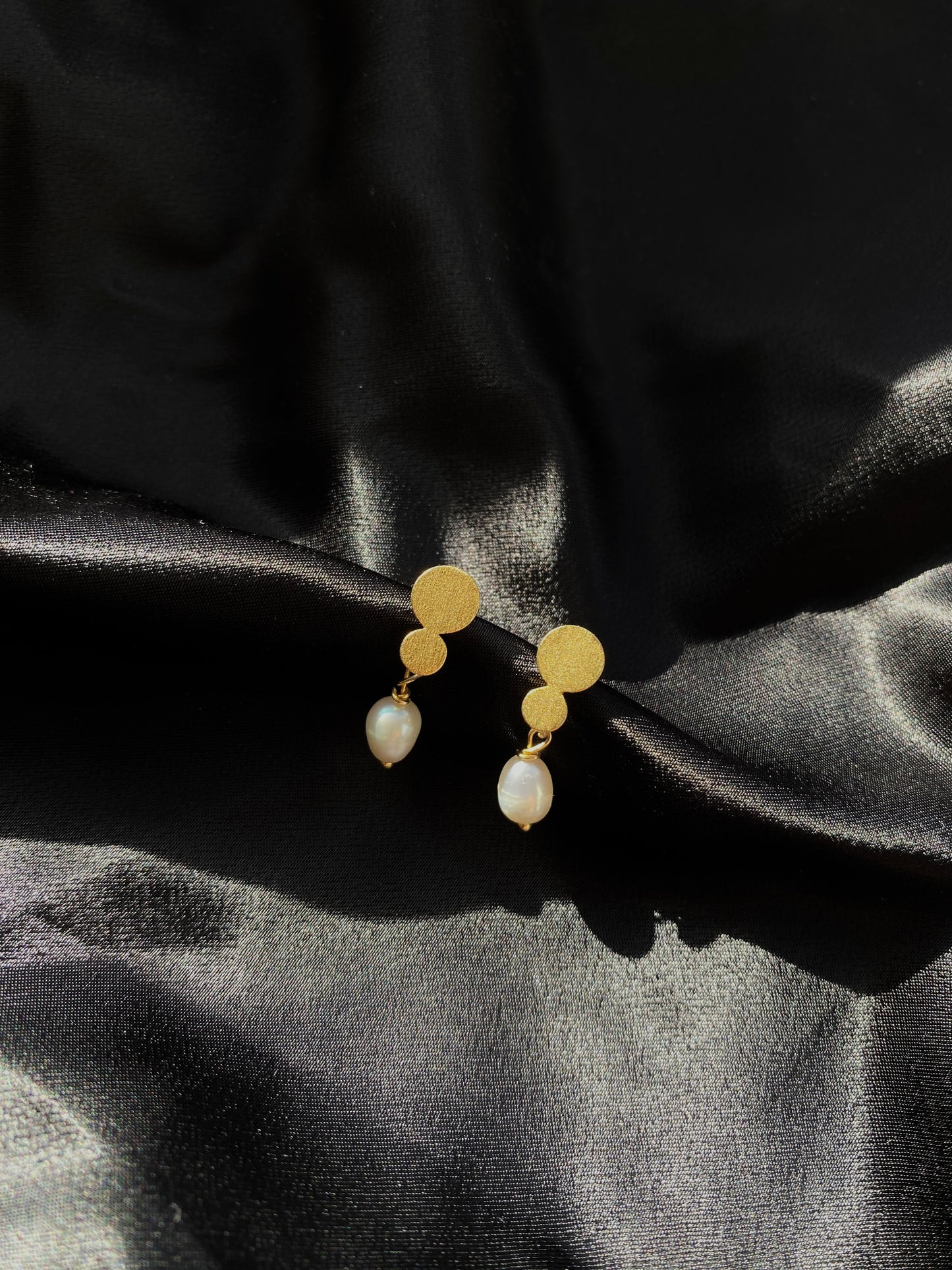 Klassische 24 Karat Vergoldete Ohrstecker mit Hängender Perle
