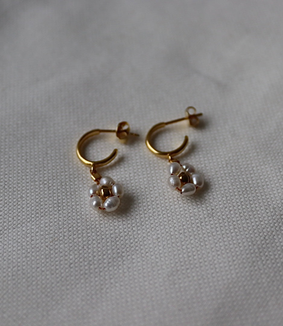24 Karat vergoldete Ohrringe mit Perlenblume
