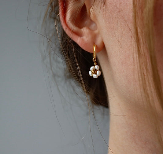 24 Karat vergoldete Ohrringe mit Perlenblume